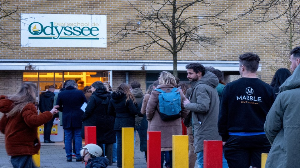 Rij voor stembureau in Utrecht