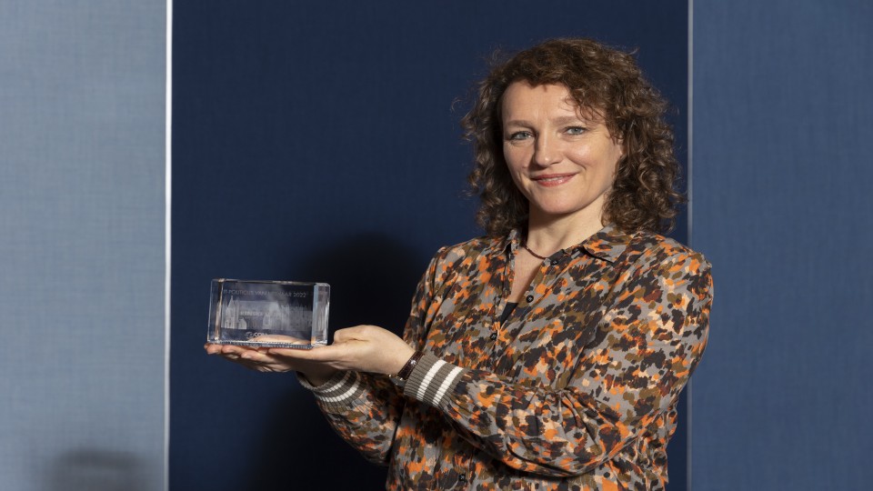 Renske Leijten, IT-politicus van 2022, met haar prijs