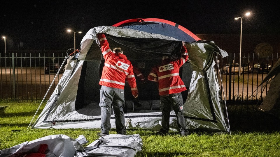 Rode kruis zet noodtenten op in het azc in Ter Apel.