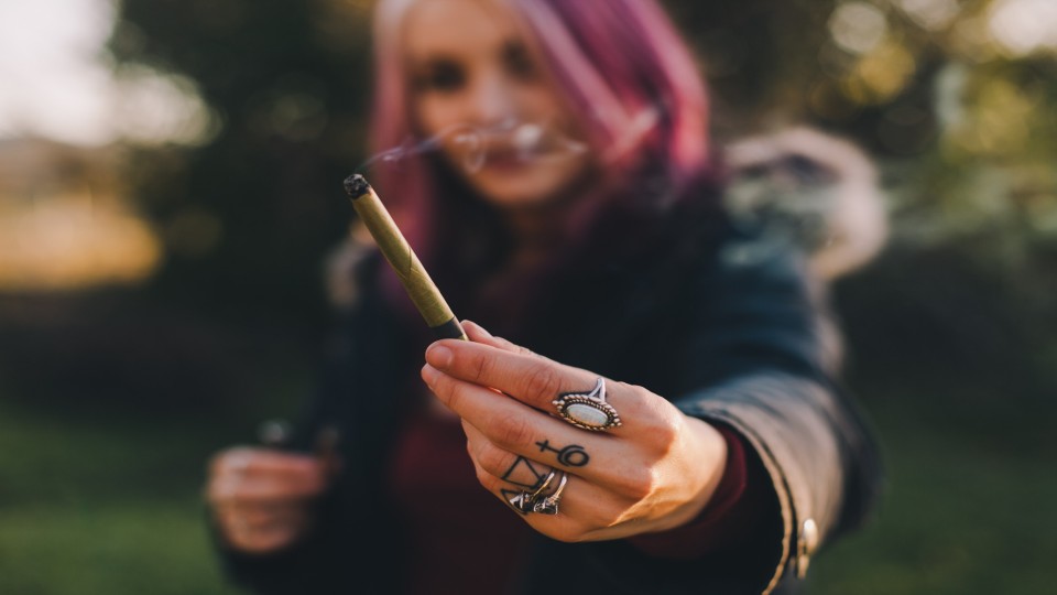 Vrouw met joint in hand