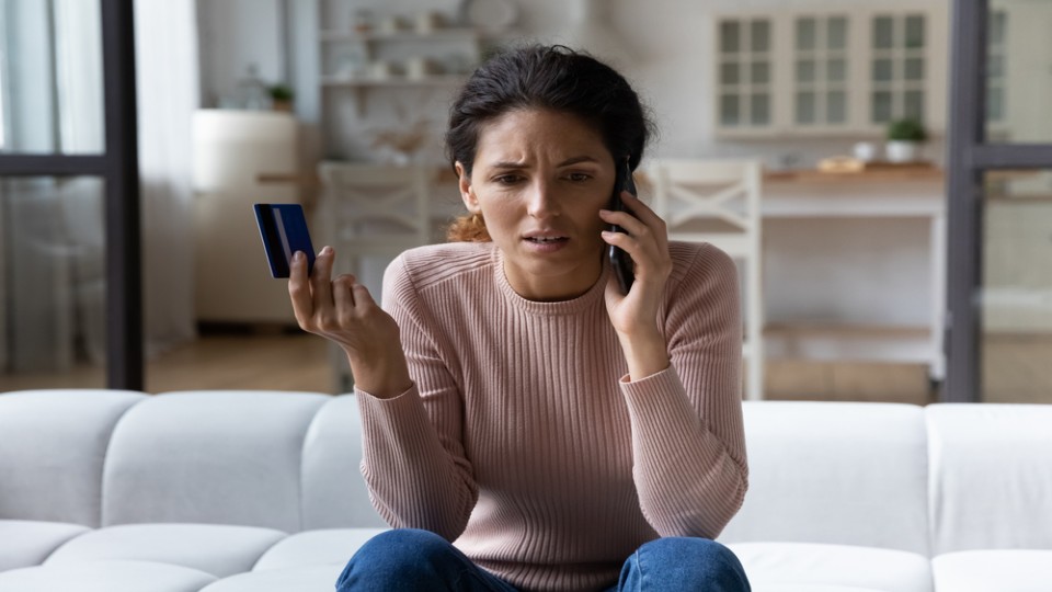 Jonge vrouw bankpas