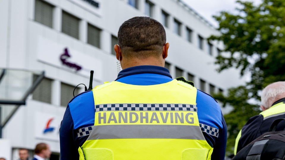 Een boa-handhaver in de stad Utrecht.