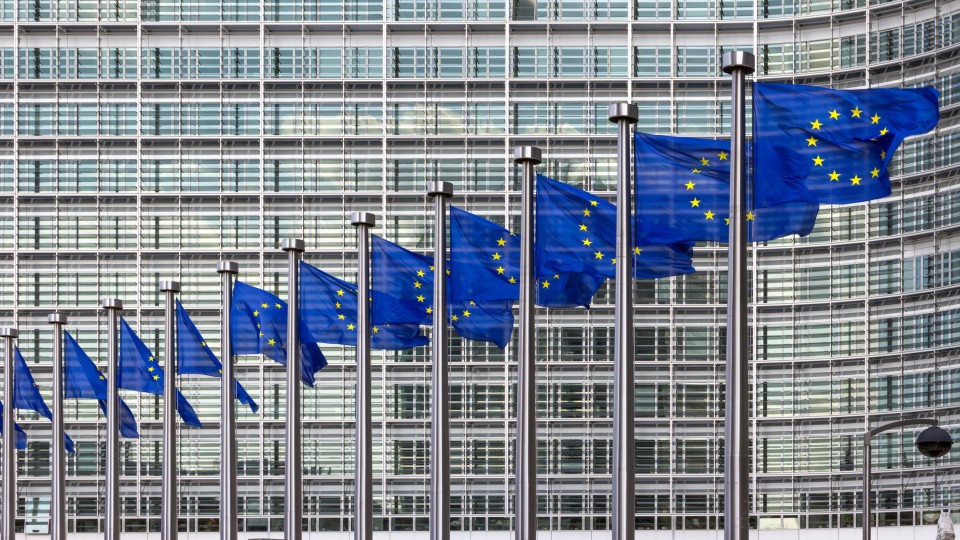 Vlaggen EU wapperen voor gebouw Europese Commissie