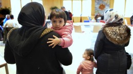 Gezinsmigranten: vaker werk, inburgering stokt