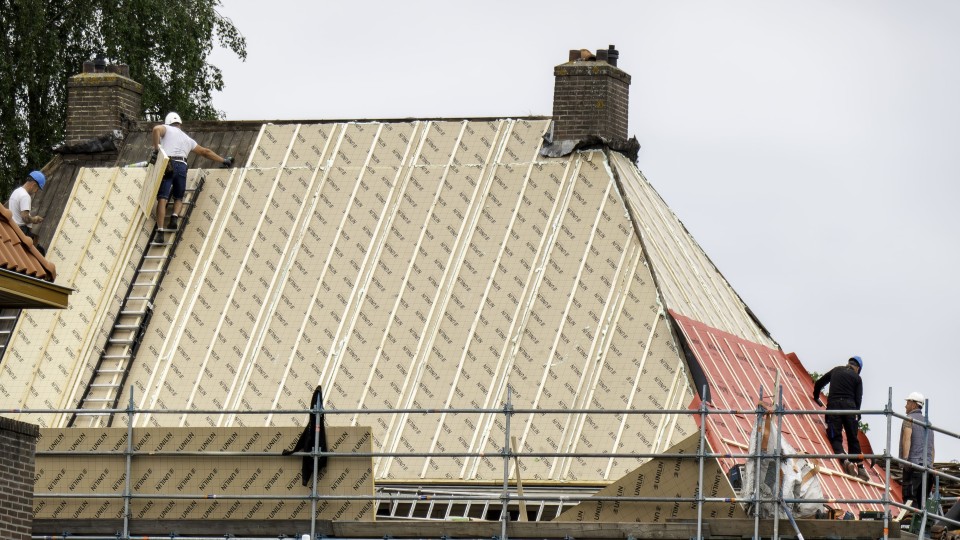 Het dak van een Amsterdamse woning wordt geïsoleerd.