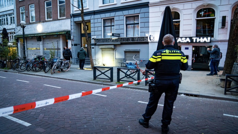 De politie doet onderzoek na een explosie in de Rotterdamse Witte de Withstraat.