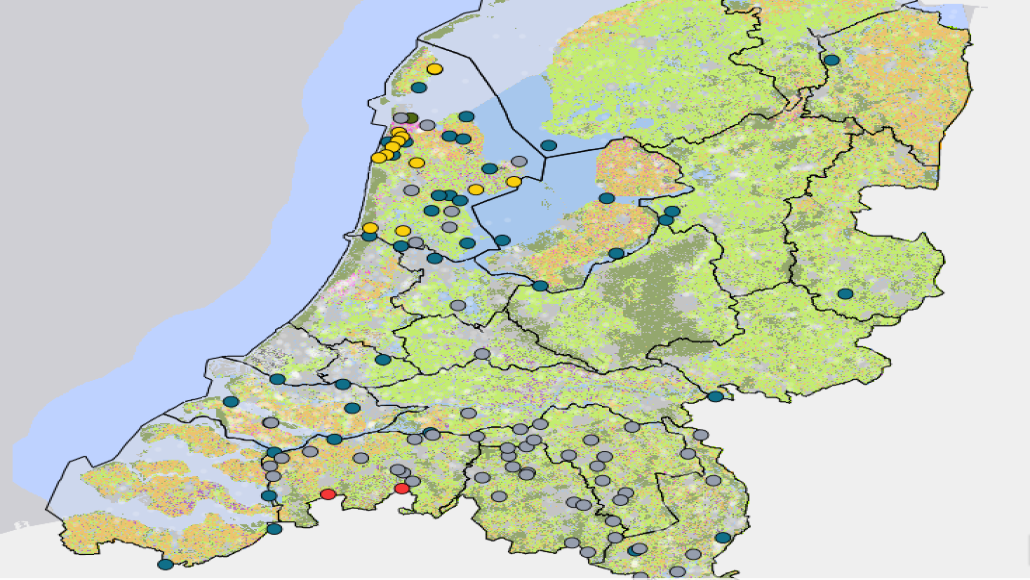 Geen schuldige aanwijzen Zolang het onderzoek niet afgerond is, wil het waterschap niemand met de vinger wijzen, staat in een verklaring. ‘Totdat duidelijk is hoe, wanneer en waar dit middel in het oppervlaktewater terecht is gekomen, kan geen enkele uitspraak worden gedaan of daar ook een schuldige voor is aan te wijzen.’ In Noord-Holland neemt statenlid Willemien Koning van het CDA het op voor de bollensector. Zij vernam van de KAVB dat aanleverende bedrijven als Agrifirm, Crop Life, Van Ieperen en CAV A