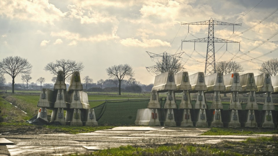 Bij het gesloten tankstation Oudbroeken liggen bouwmaterialen al klaar voor de verlenging van de A15, in afwachting van het finale besluit…