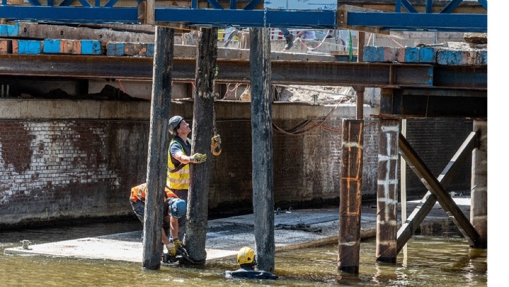 Palen trekken bij brug 30 over de Herengracht.