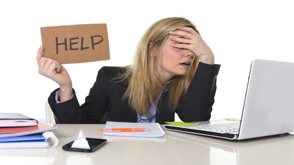 Vrouw achter computer houdt bordje 'help' omhoog
