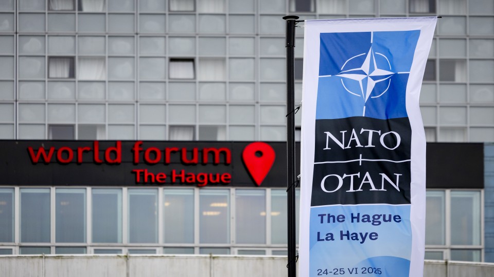 Een vlag van de NAVO wappert dinsdag bij het World Forum, tijdens het begin van de 'NAVO door Nederland-tour'. De NAVO-top vindt op 24 en…