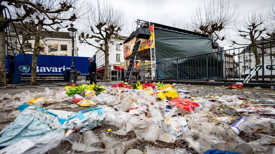 Afval op straat in het centrum van Maastricht, als herinnering aan het gevierde Carnaval.