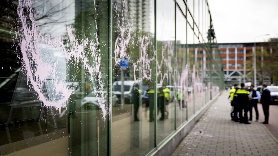 Activisten van Extinction Rebellion bekladden begin april het ministerie van Economische Zaken en Klimaat met roze verf.