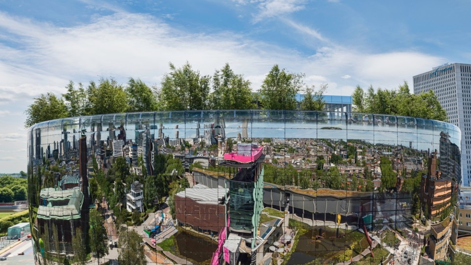 Het nieuwe depot van Museum Boijmans Van Beuningen met bomen op het dak.