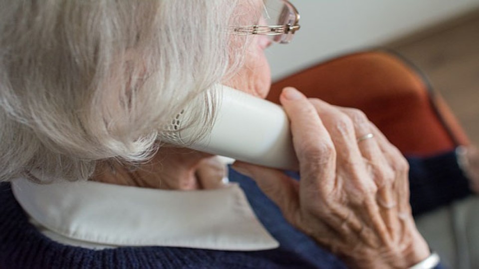 wmo---oude-vrouw-aan-telefoon.jpg