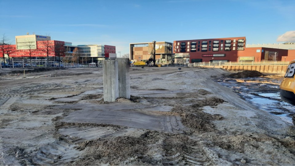 Eén van de afgelopen maandag geslagen heipalen voor het nieuwe stadhuis in Amersfoort.