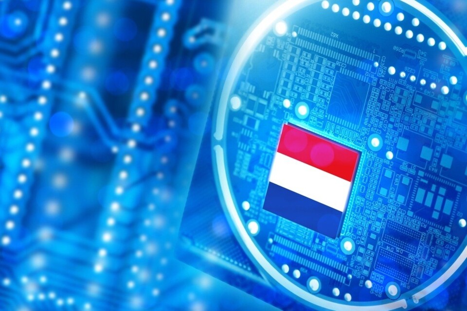 Nederlandse vlag op blauwe digitale circuitboard achtergrond met technologische elementen