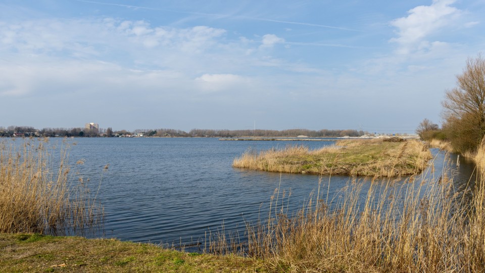De Noorder IJplas, tussen Zaandam en Amsterdam.