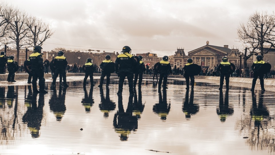 Protesten tegen COVID-maatregelen op het Museumplein in Amsterdam (Juni 2021). Foto: Kirill Chernyshev (Shutterstock)