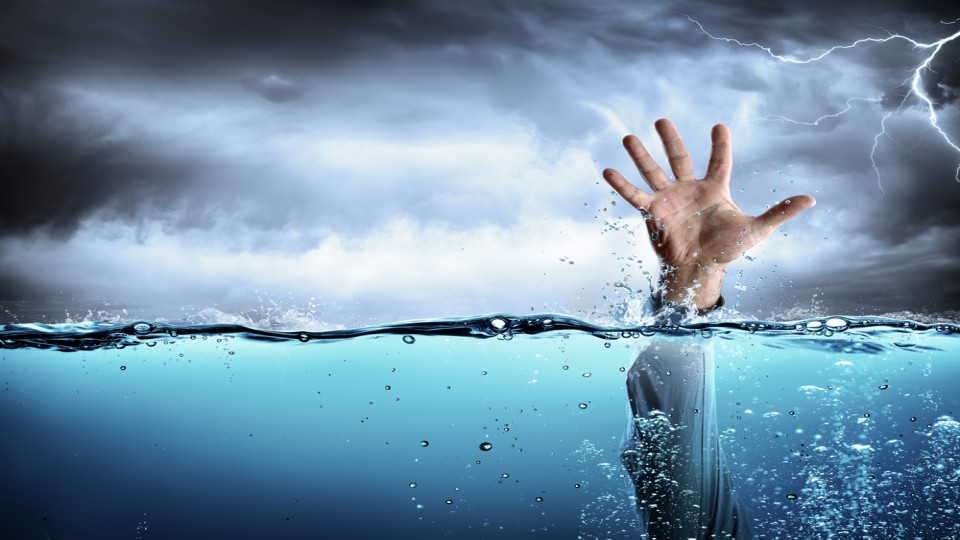 Kopje onder - hand in water