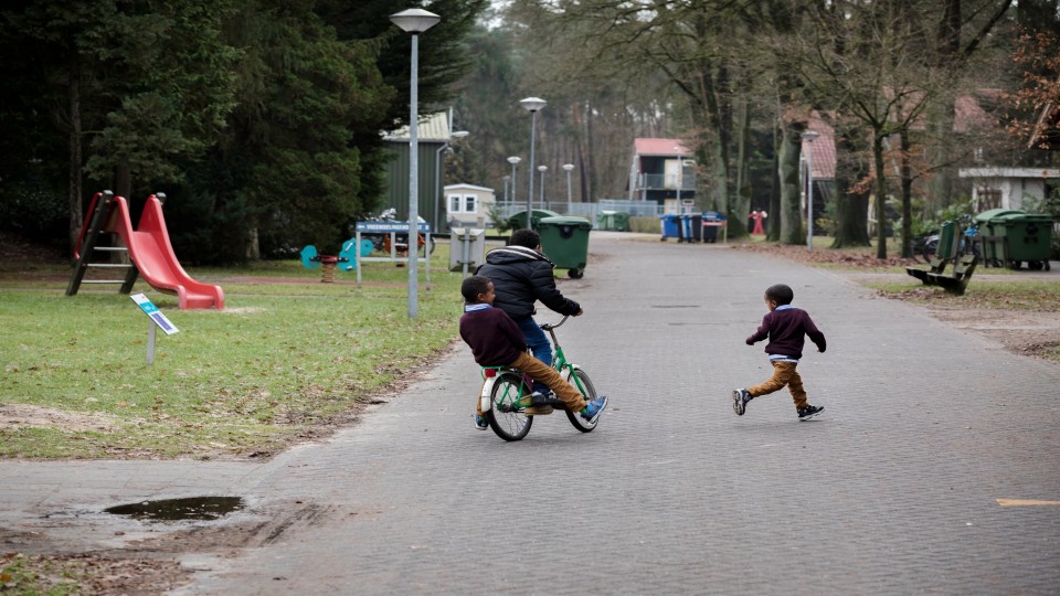 Buitenspelen in azc © Inge van Mill