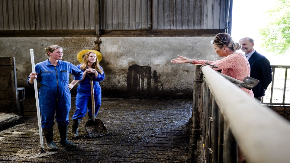 Koningin Máxima deze maand op bezoek bij een melkveebedrijf in het Groningse dorp Stedum.