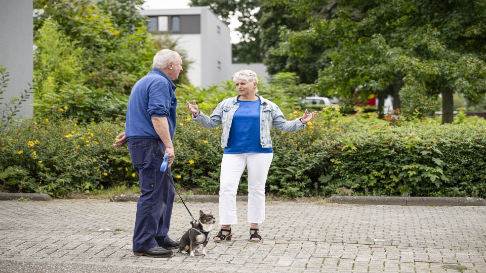 Jolanda Mikic in gesprek met een inwoner uit het Limburgse Vaals. Foto: John Peters