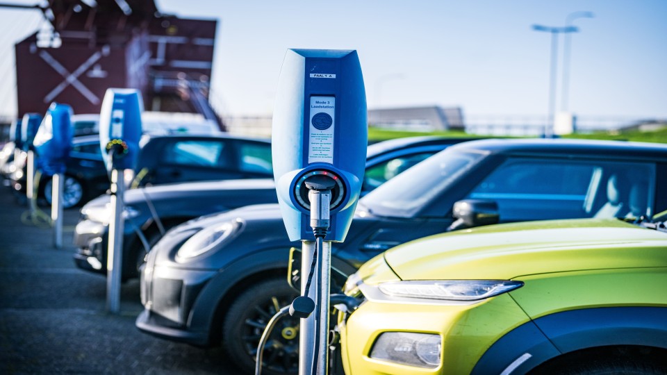 Op termijn kunnen elektrische auto's dienst doen als opslag van energie. De techniek Vehicle-to-Grid laat auto's stroom terug leveren aan
