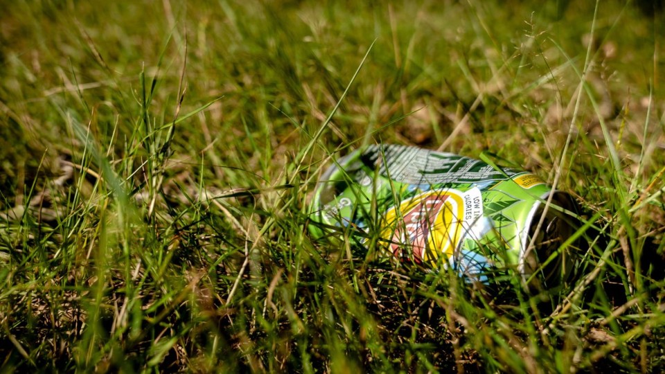 Icetea-blikje in het gras