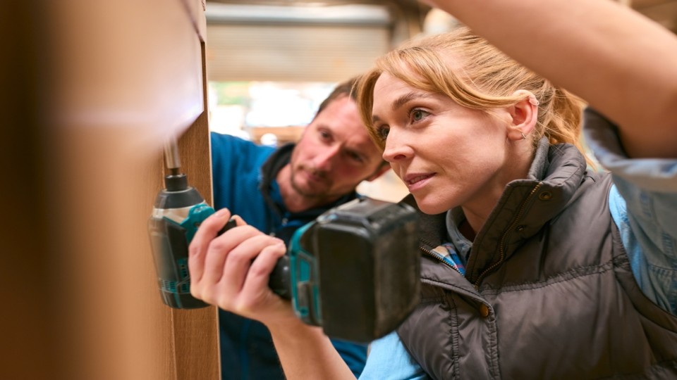 Vrouw leert meubelreparatie