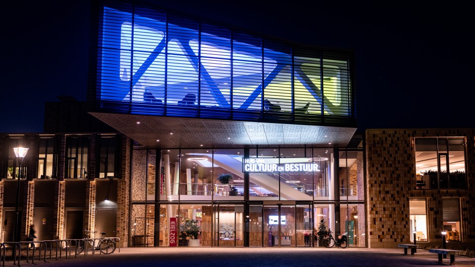 Blauw-geel verlicht stadhuis van gemeente Midden-Groningen
