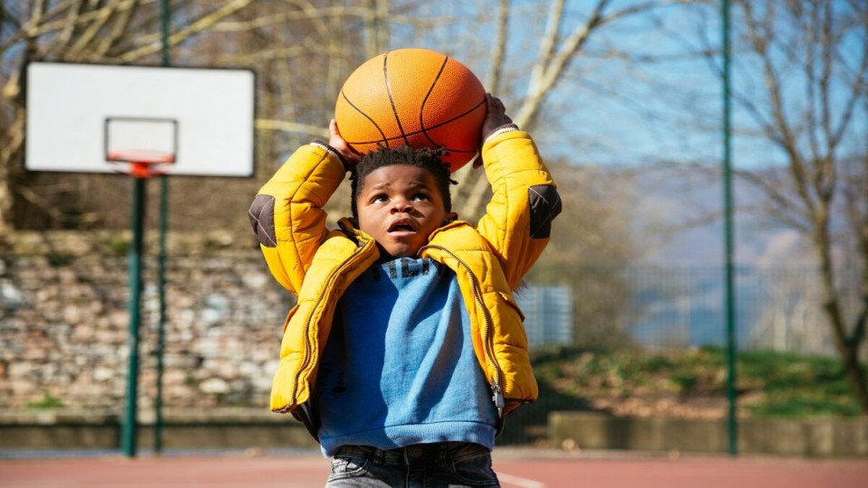 Jongen basketbal