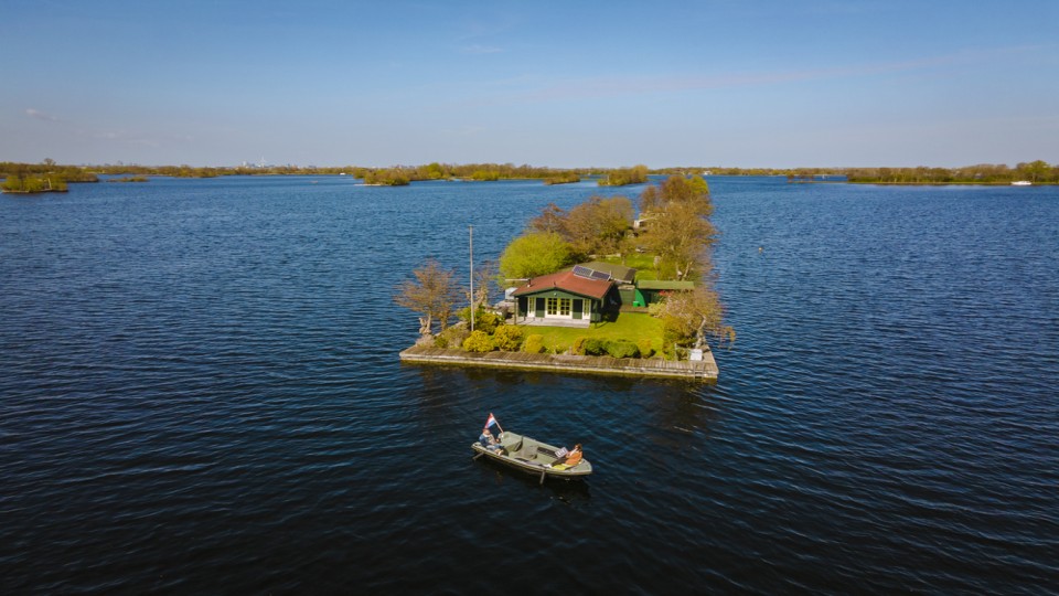 Luchtfoto van kleine eilandjes op de Vinkeveense Plassen. Foto: Fokke Baarssen (Shutterstock)