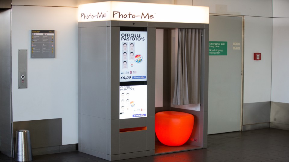 Fotohokje voor officiële pasfoto's. Harold Versteeg (ANP)