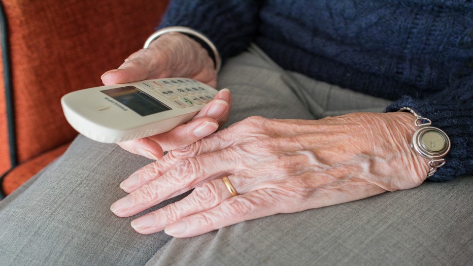 Wmo - hand met telefoon