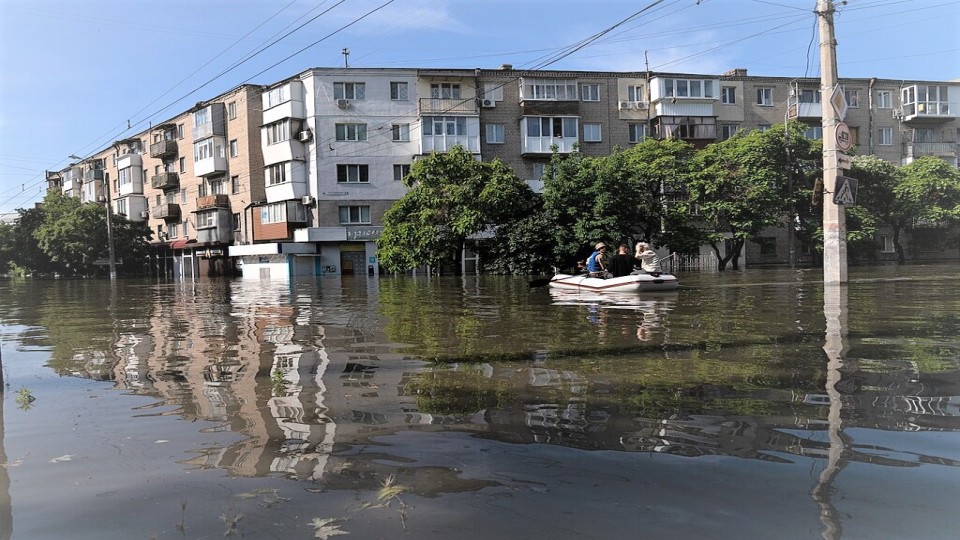 De stad Kehrson, ondergelopen na de vernietiging van de Kachovka-dam.