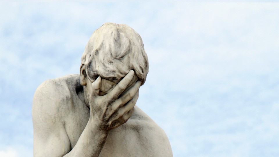 Grieks standbeeld doet een face palm