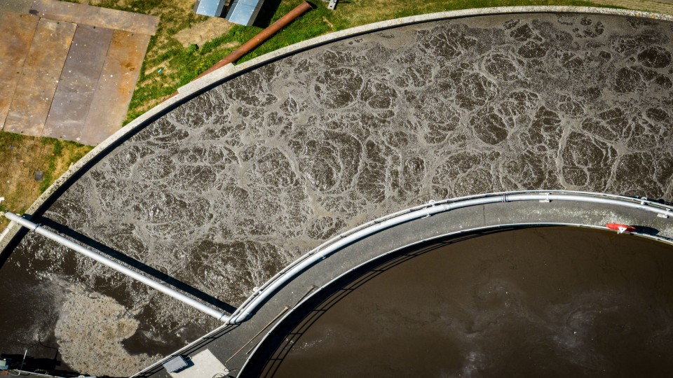 Een afvalwaterzuiveringsinstallatie nabij de Zegerplas in Alphen aan den Rijn.
