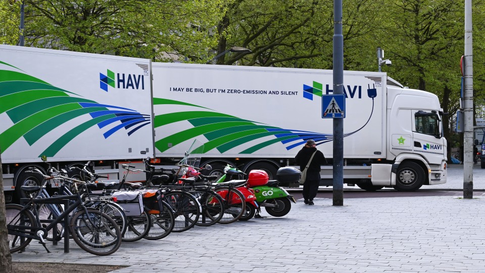 Een elektrische vrachtwagen in het centrum van Rotterdam, afgelopen april.