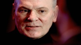 Adri Duivesteijn (72) overleden