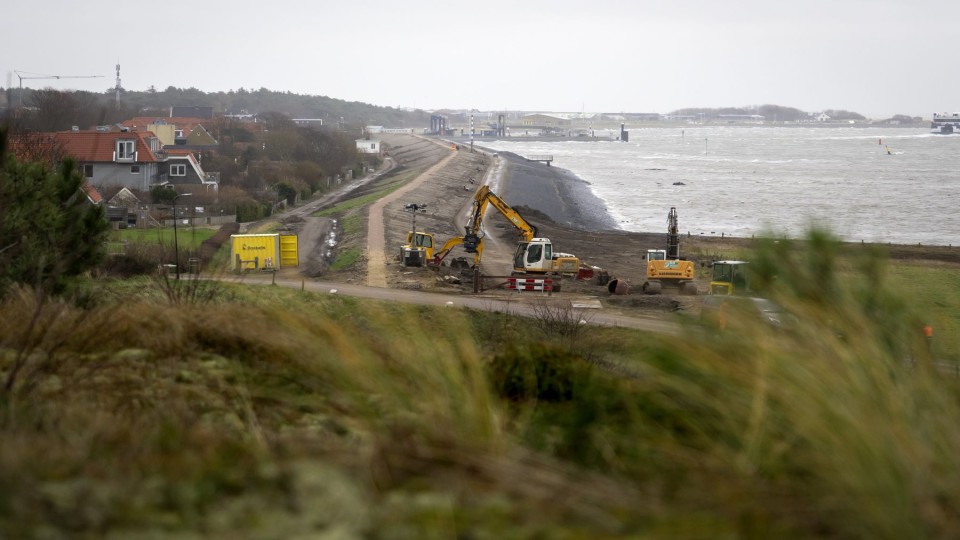 Dijkversterking op Vlieland in het kader van het hoogwaterbeschermingsprogramma.