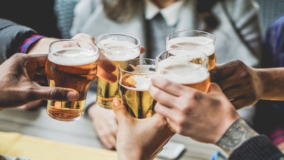 Proosten met bier