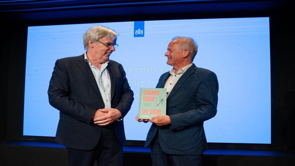 Zuurmond en Szabó kijken elkaar aan op het podium