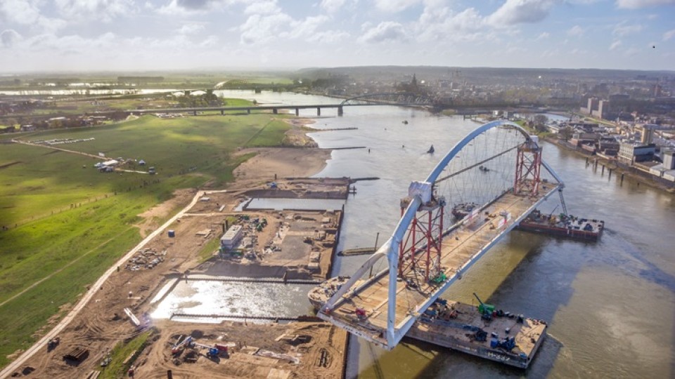 Invaren stadsbrug De Oversteek in Nijmegen