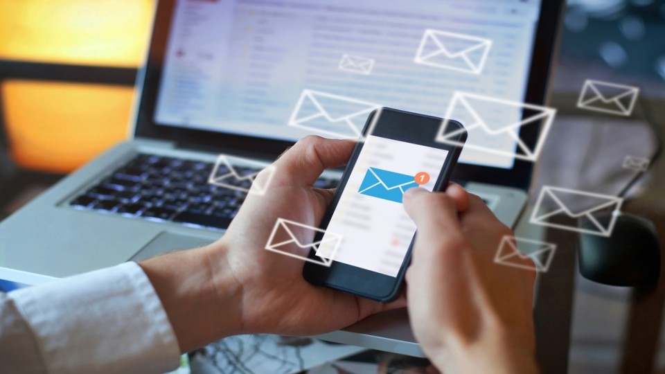 Hand telefoon vrouw mail computerscherm