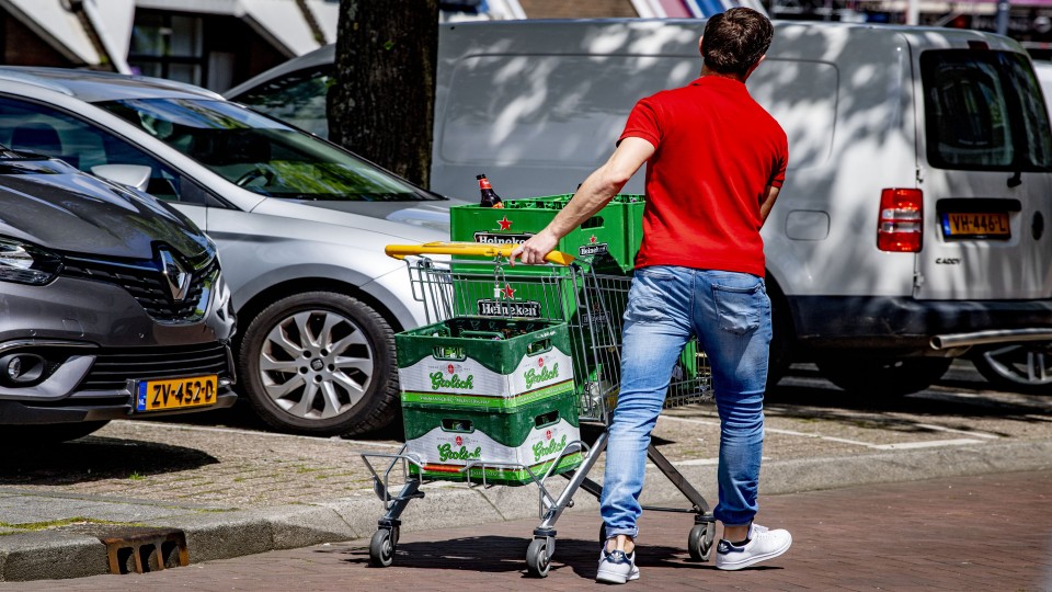Een jongere met kratten bier. Foto: Robin Utrecht (ANP)