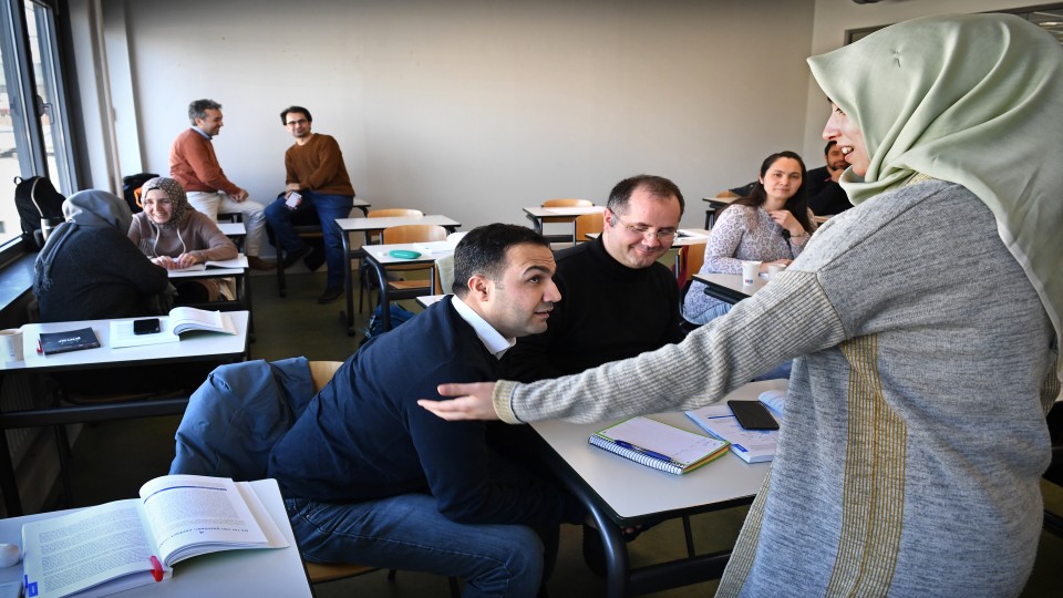 Turkse statushouders worden omgeschoold tot wiskundedocent bij de Hogeschool Utrecht. Foto: Marcel van den Bergh (ANP)