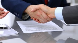 Schoolmeesters en Necker begraven strijdbijl