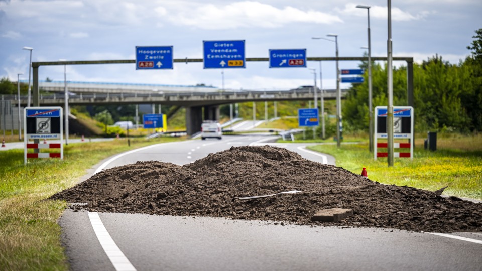 Activisten stortten afgelopen juli grond op een afrit bij Assen.