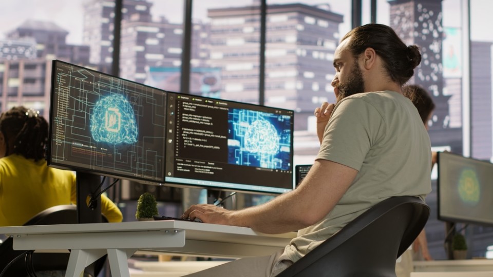 Man bekijkt monitor met digitale afbeelding
